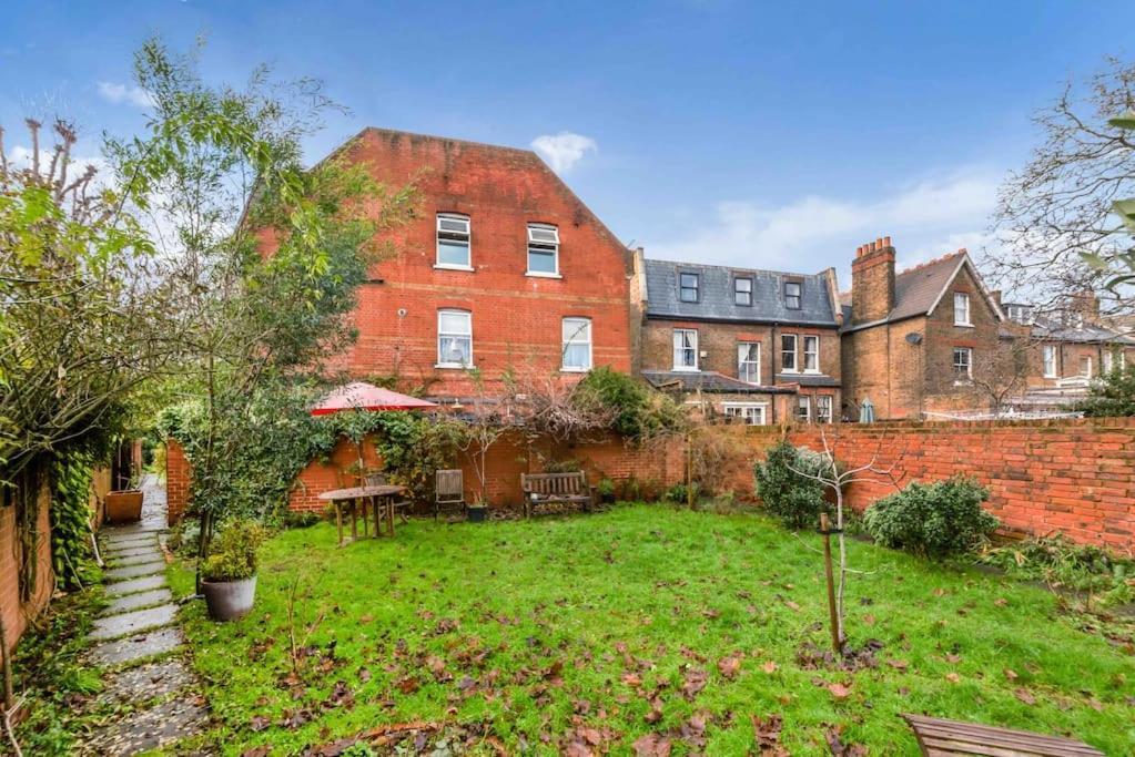 Large 2 Bed Acton Park Chiswick Apartment