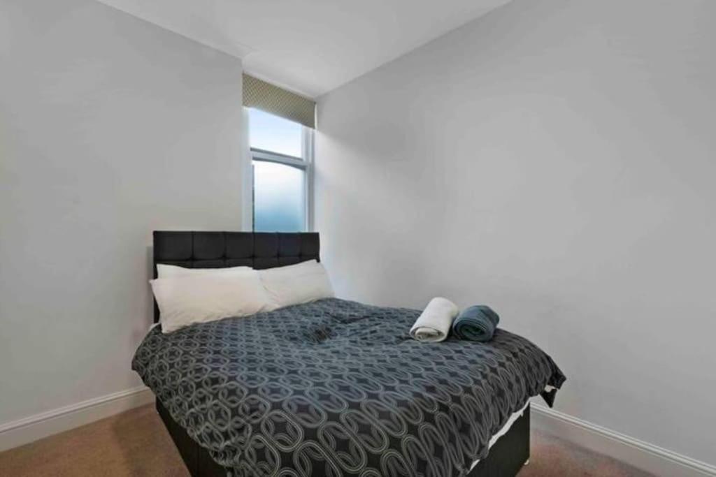 Large 2 Bed Acton Park Chiswick London
