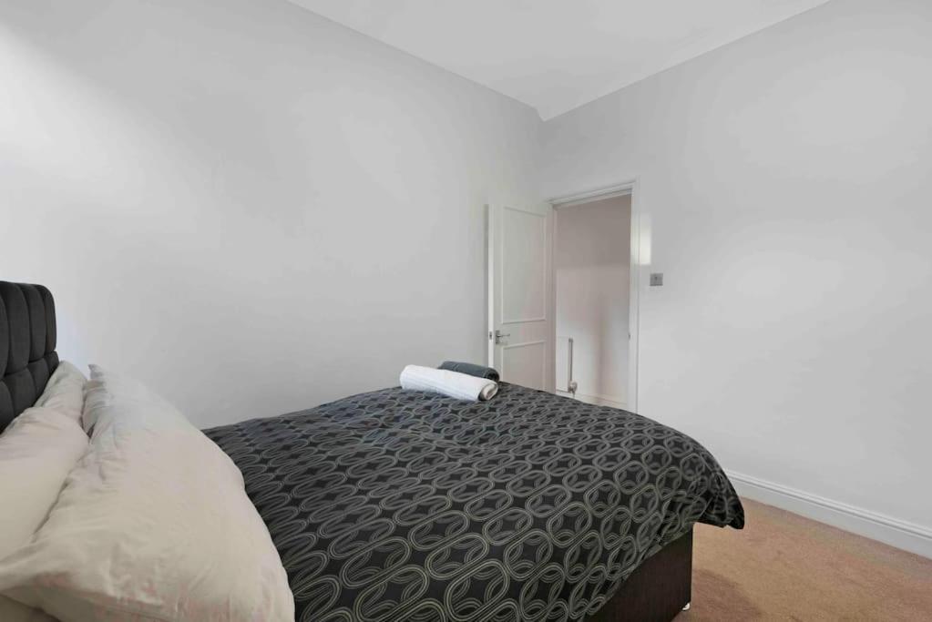 Large 2 Bed Acton Park Chiswick Apartment London