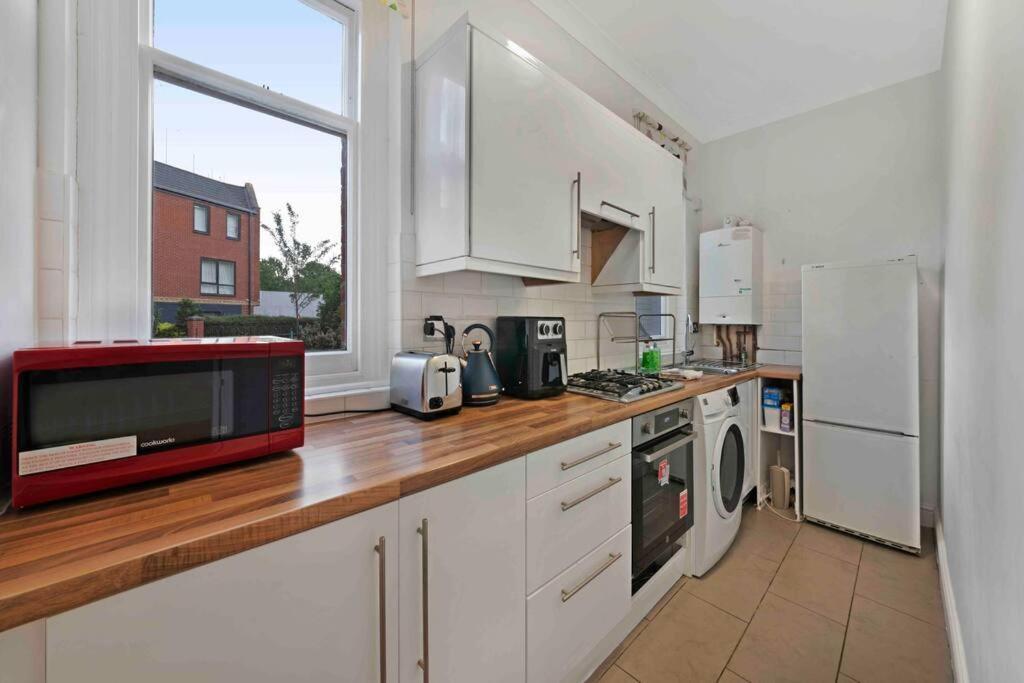 Large 2 Bed Acton Park Chiswick *
