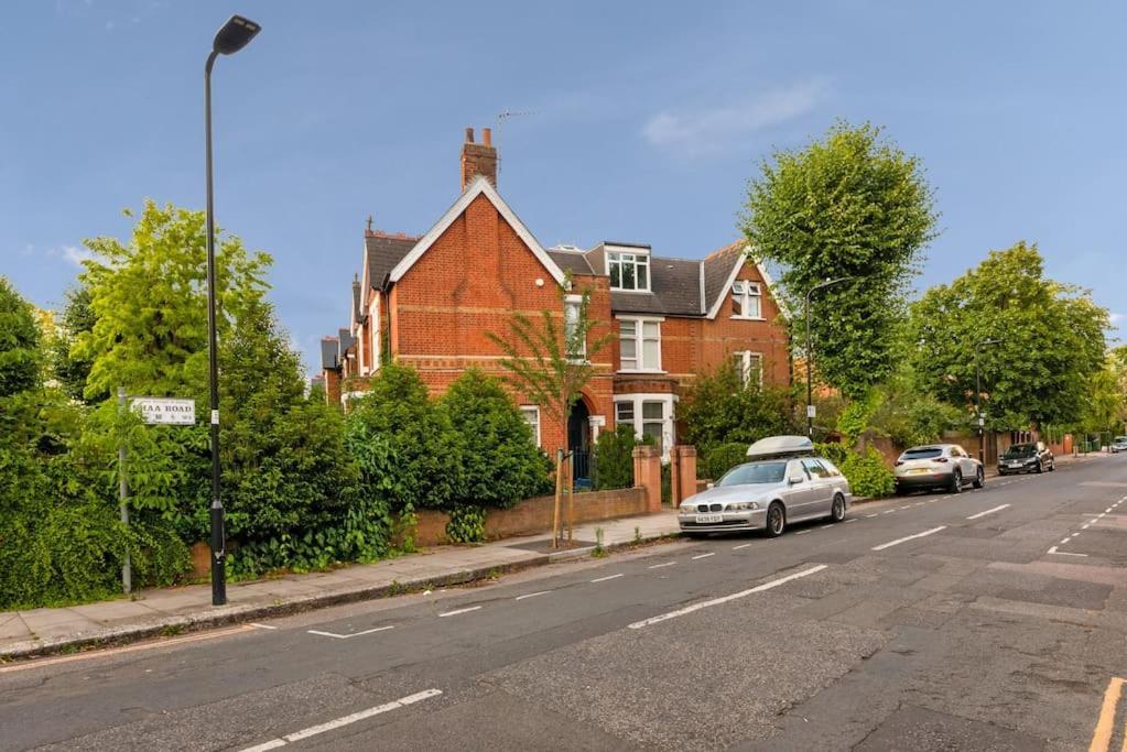 Large 2 Bed Acton Park Chiswick Apartment London