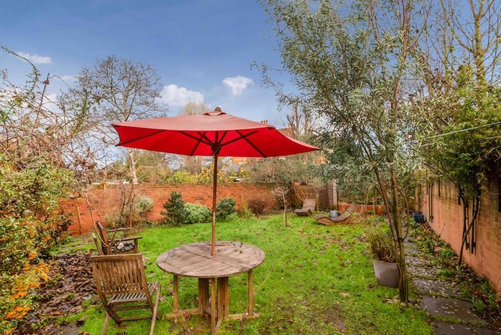Apartment Large 2 Bed Acton Park Chiswick *