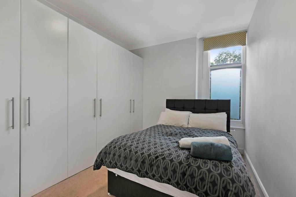 Large 2 Bed Acton Park Chiswick