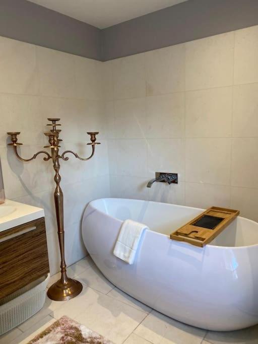 Holiday home Fairytale Garden House - Next To Victoria Station & Pet Friendly *