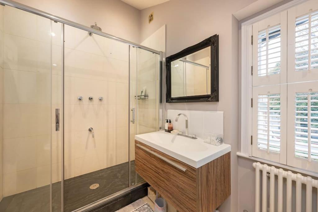 Holiday home Fairytale Garden House - Next To Victoria Station & Pet Friendly