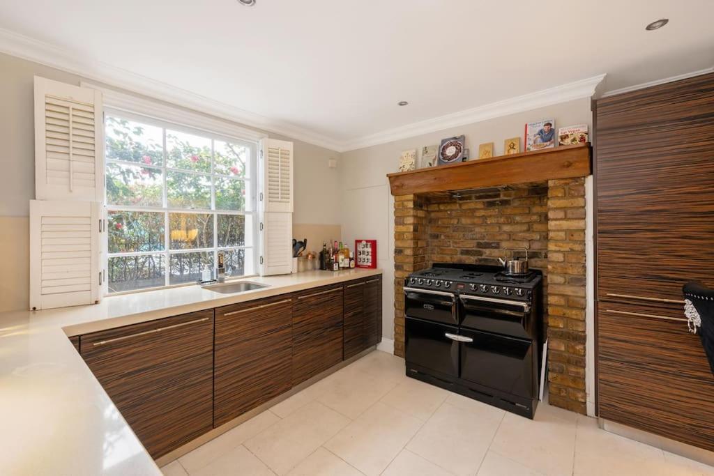 Holiday home Fairytale Garden House - Next To Victoria Station & Pet Friendly *
