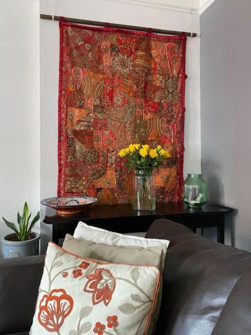 Spacious Flat In West Kensington Apartment