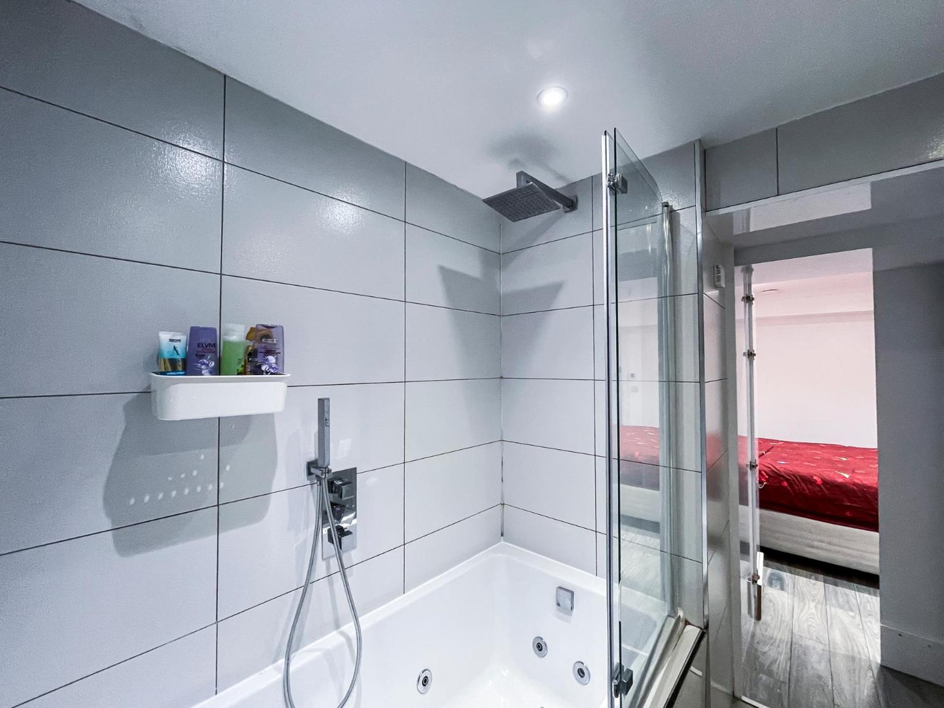 1 Bedroom Flat With Whirlpool Bath Apartment