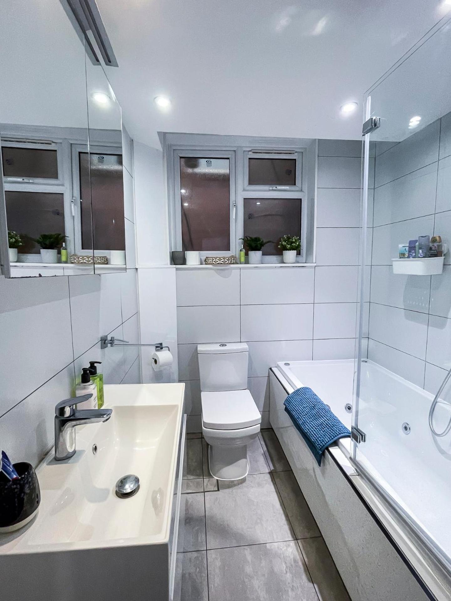 1 Bedroom Flat With Whirlpool Bath *
