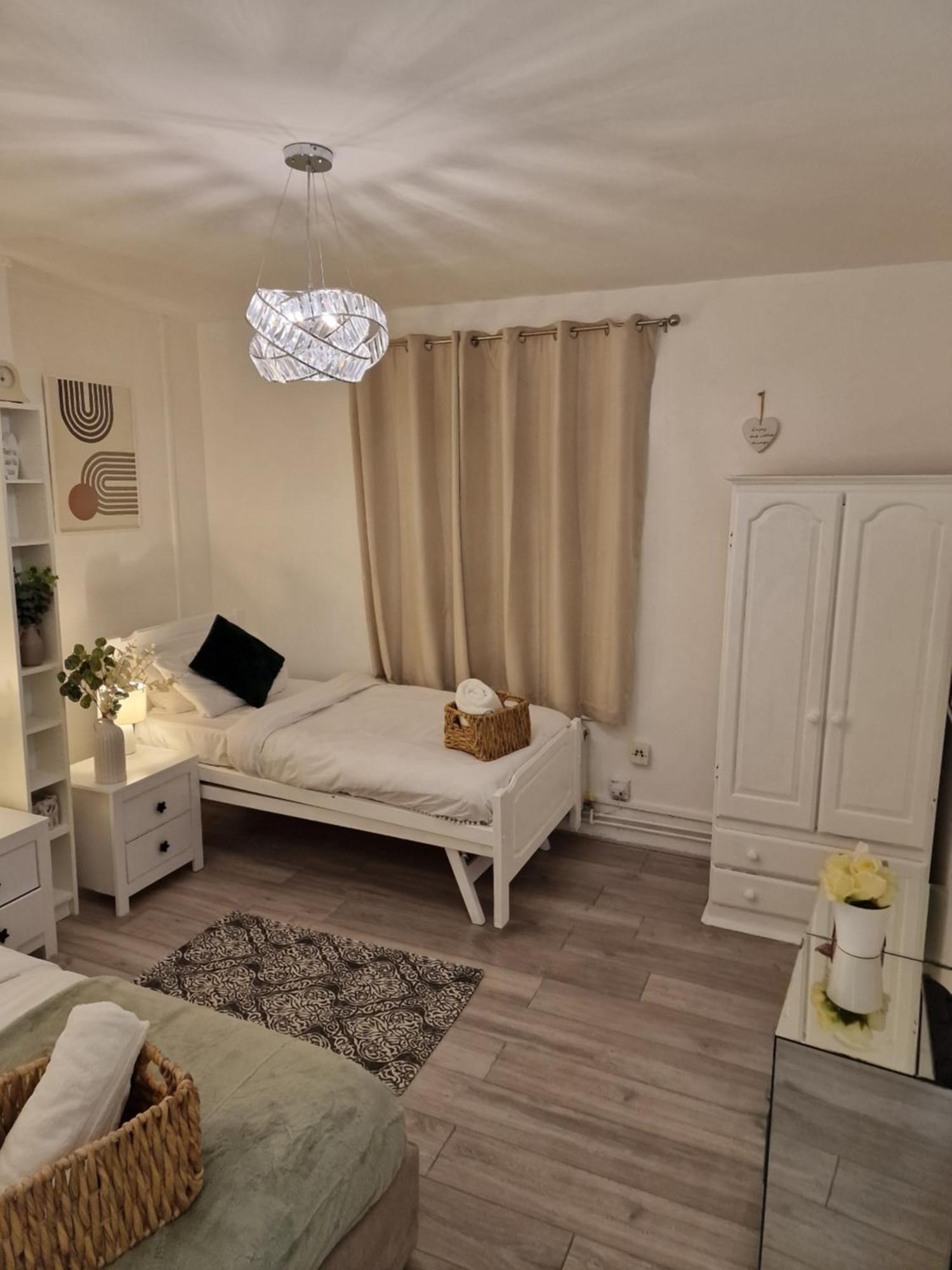 1 Bedroom Flat Apartment *
