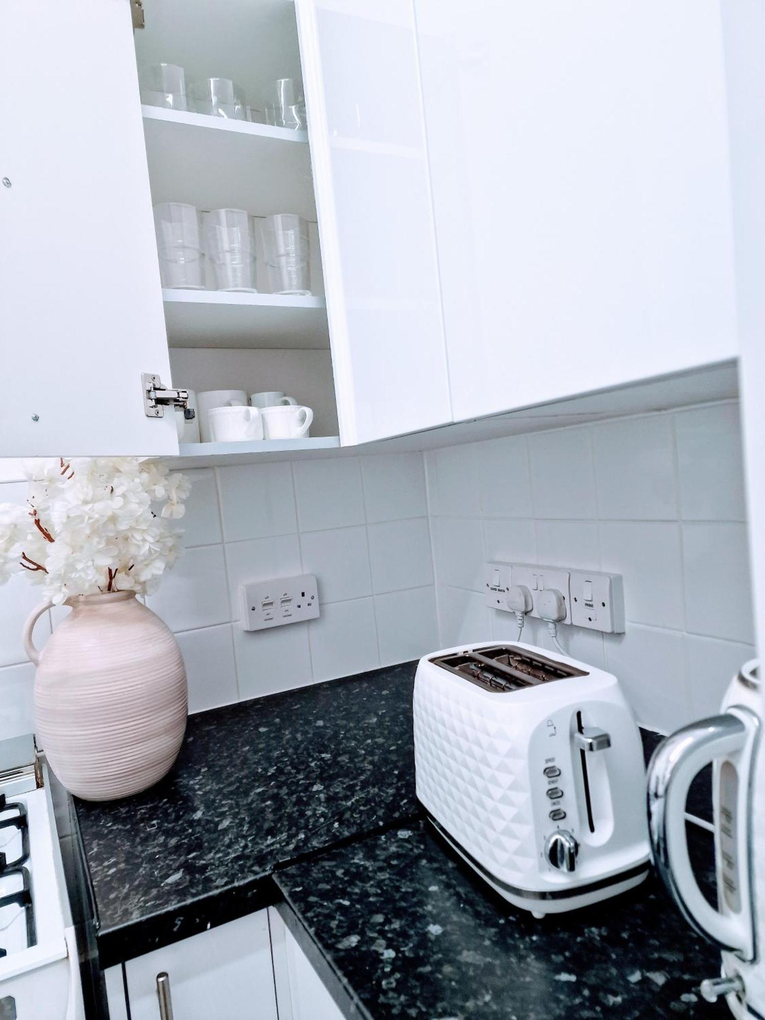 1 Bedroom Flat Apartment *