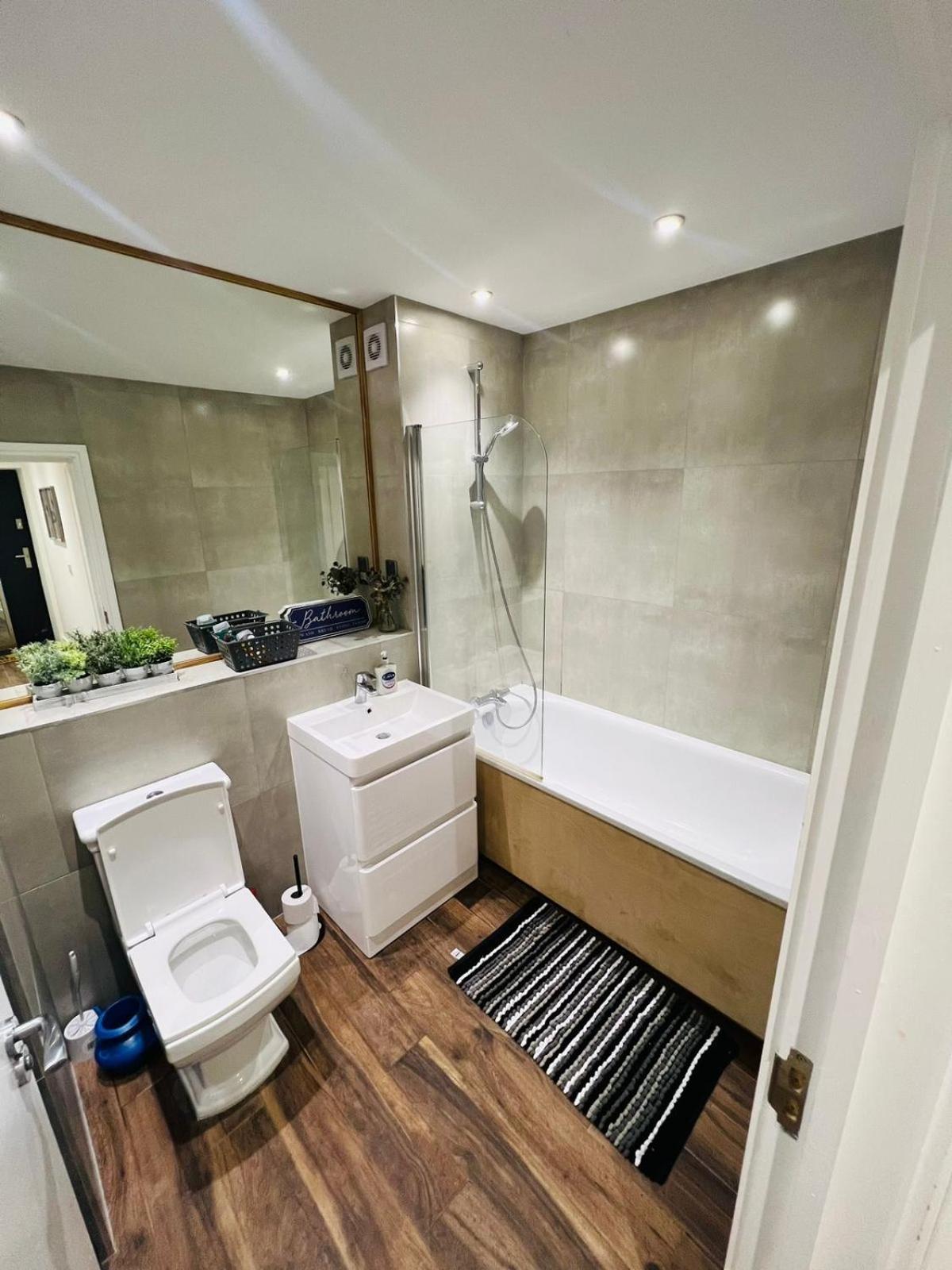 Luxury Near Centre, Near Train Station, E1 Apartment