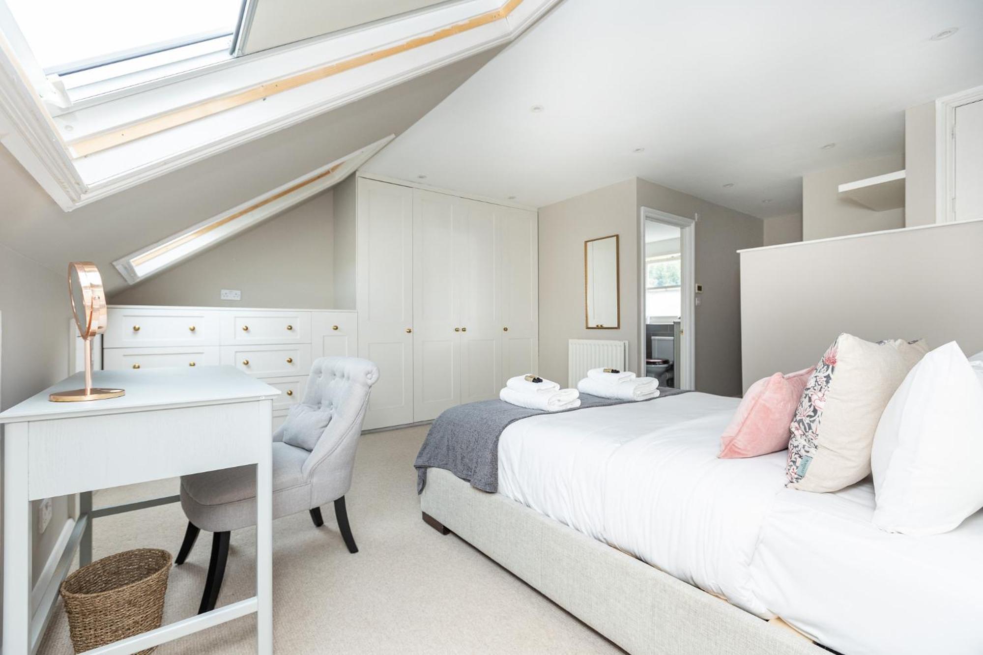 Charming 4 Bed Victorian House In Clapham Old Town *