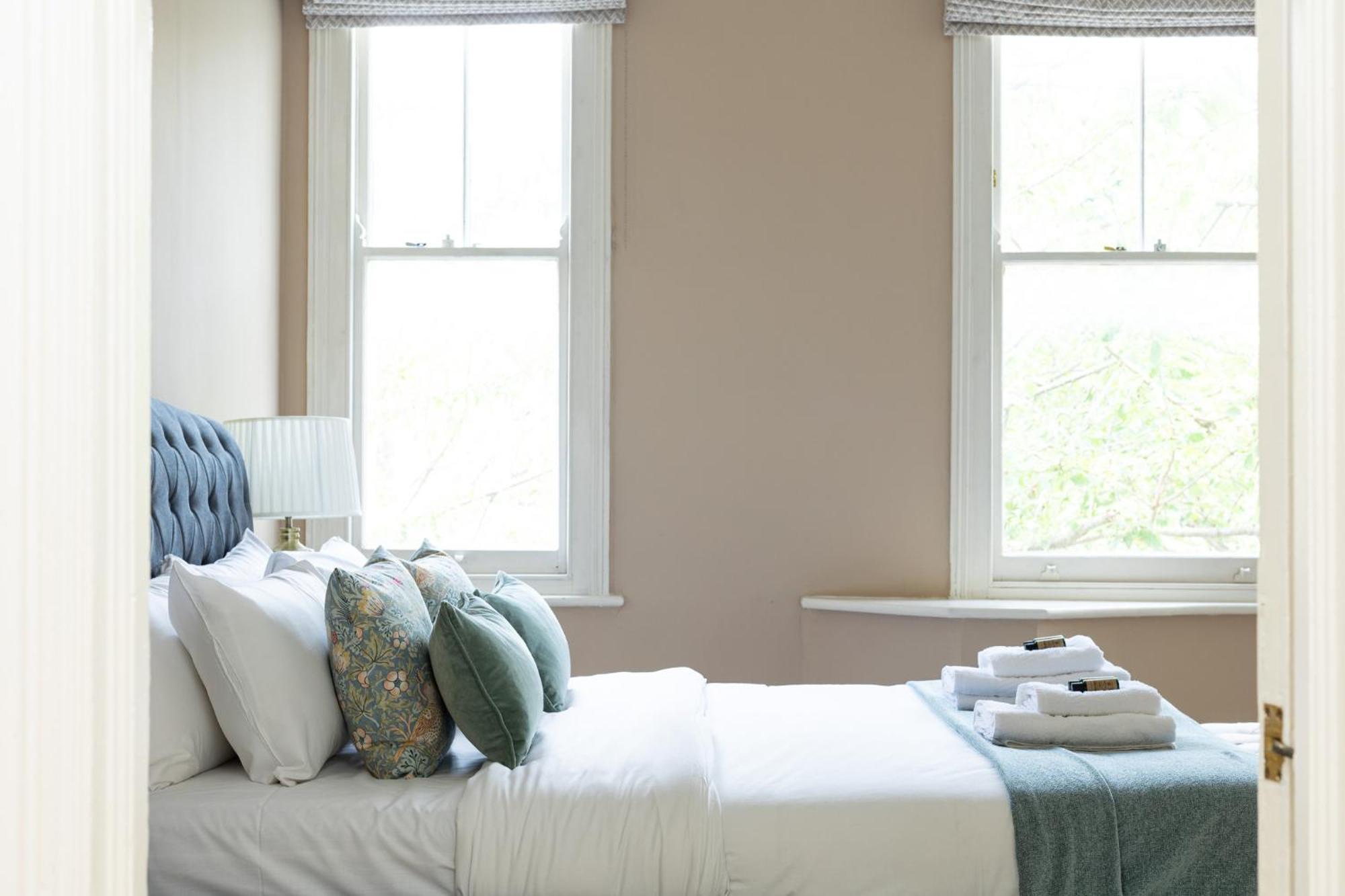 Charming 4 Bed Victorian House In Clapham Old Town *