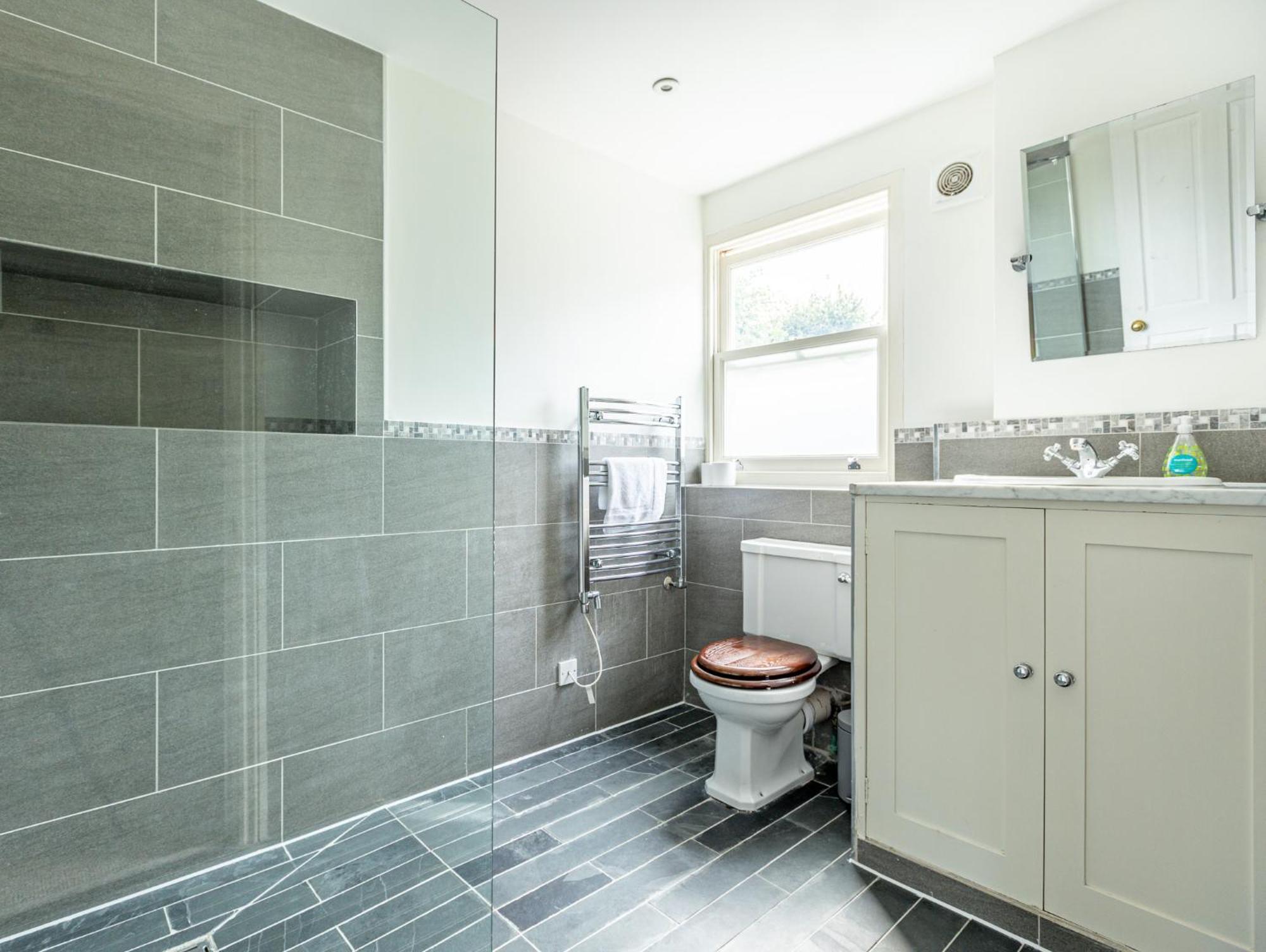 Charming 4 Bed Victorian House In Clapham Old Town *