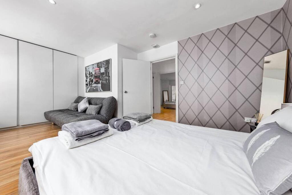 3 Bedroom In Haymarket Sleep 10 Hy2 London