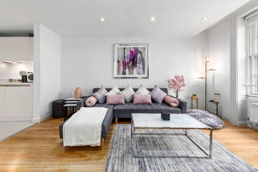 3 Bedroom In Haymarket Sleep 10 Hy2 * London