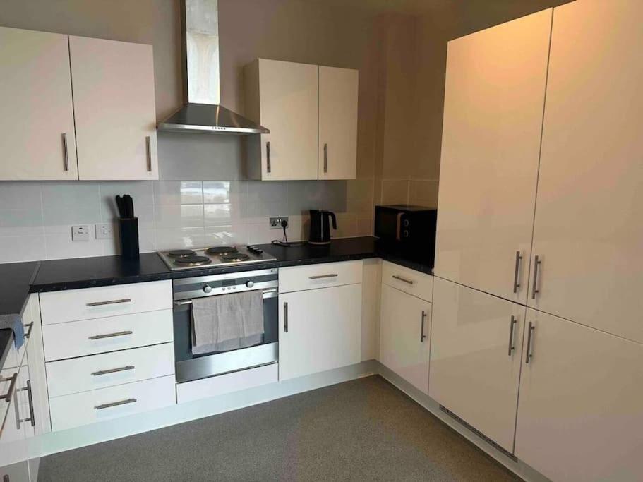 Cosy, Comfy 2 Bed Canary Wharf Apartment