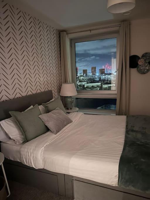 Cosy, Comfy 2 Bed Canary Wharf Apartment *