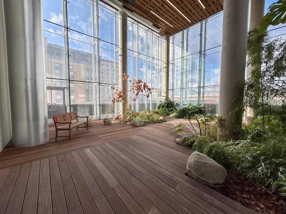 Stylish Urban Sanctuary With Parking * London