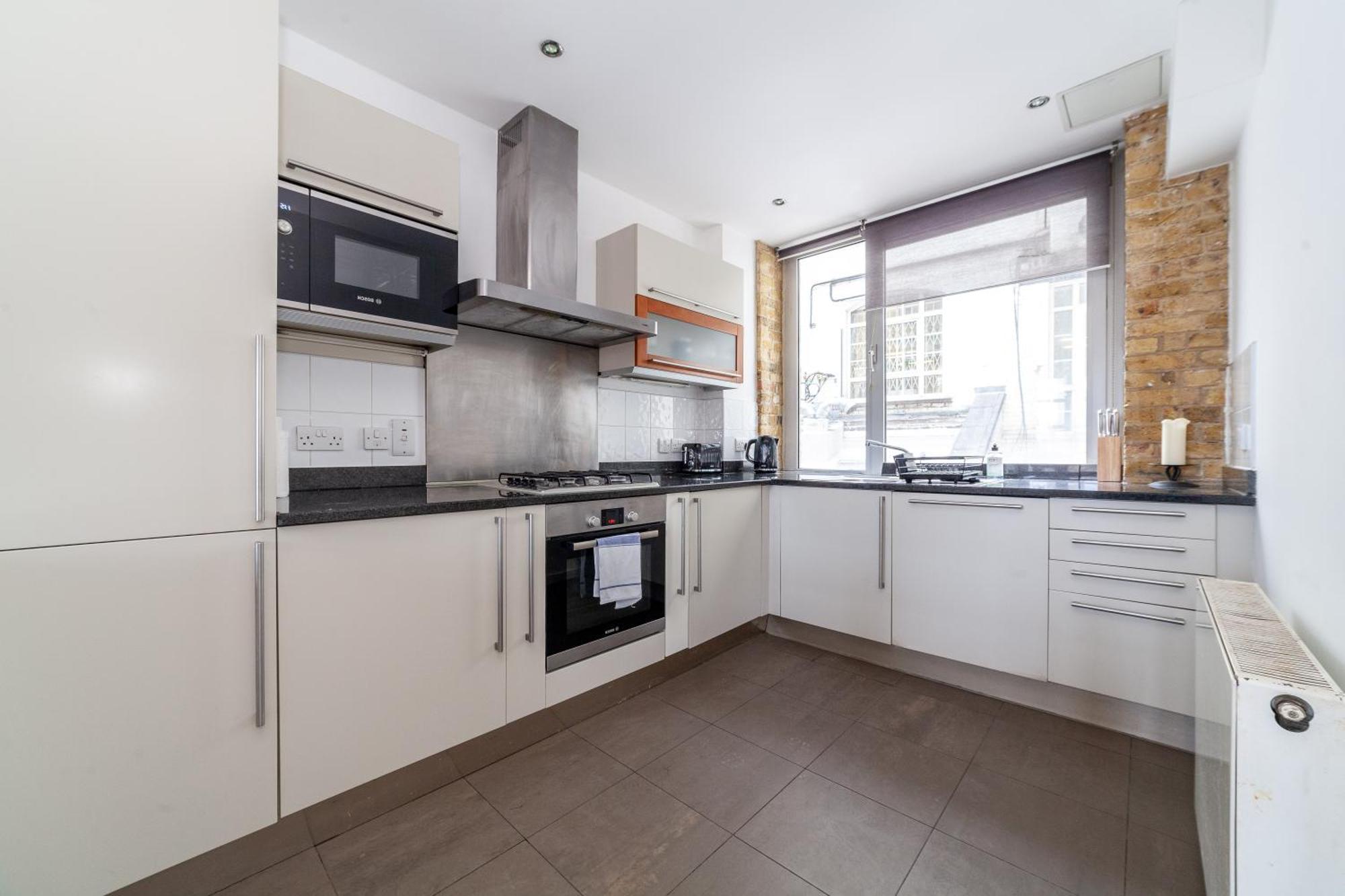 Elegance & Chic Design - 2-bedroom Haven * London