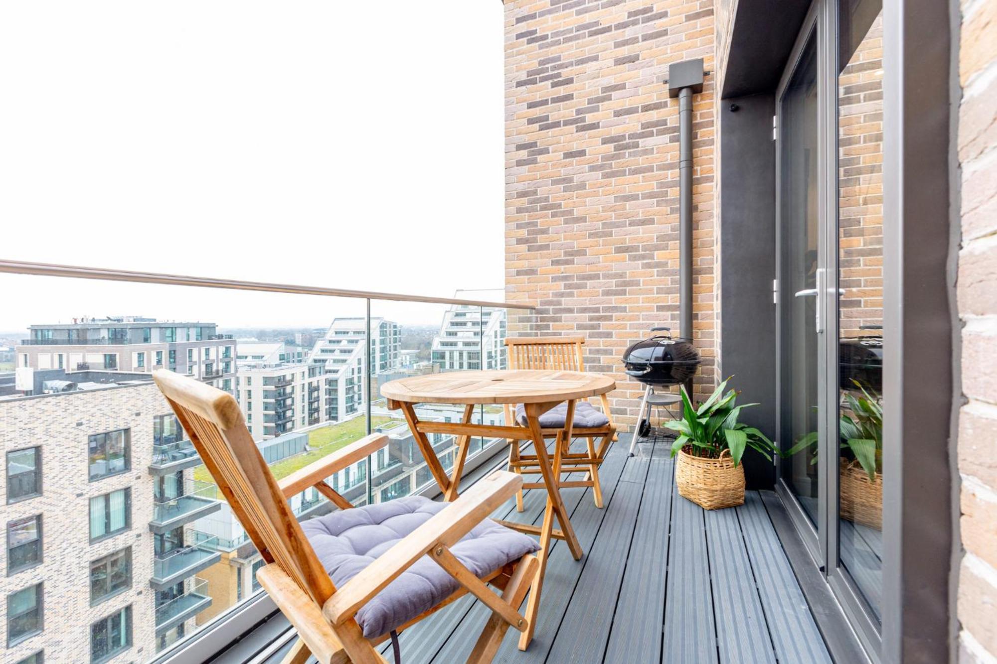 Modern New 2br Wviews & Balcony In Wandsworth