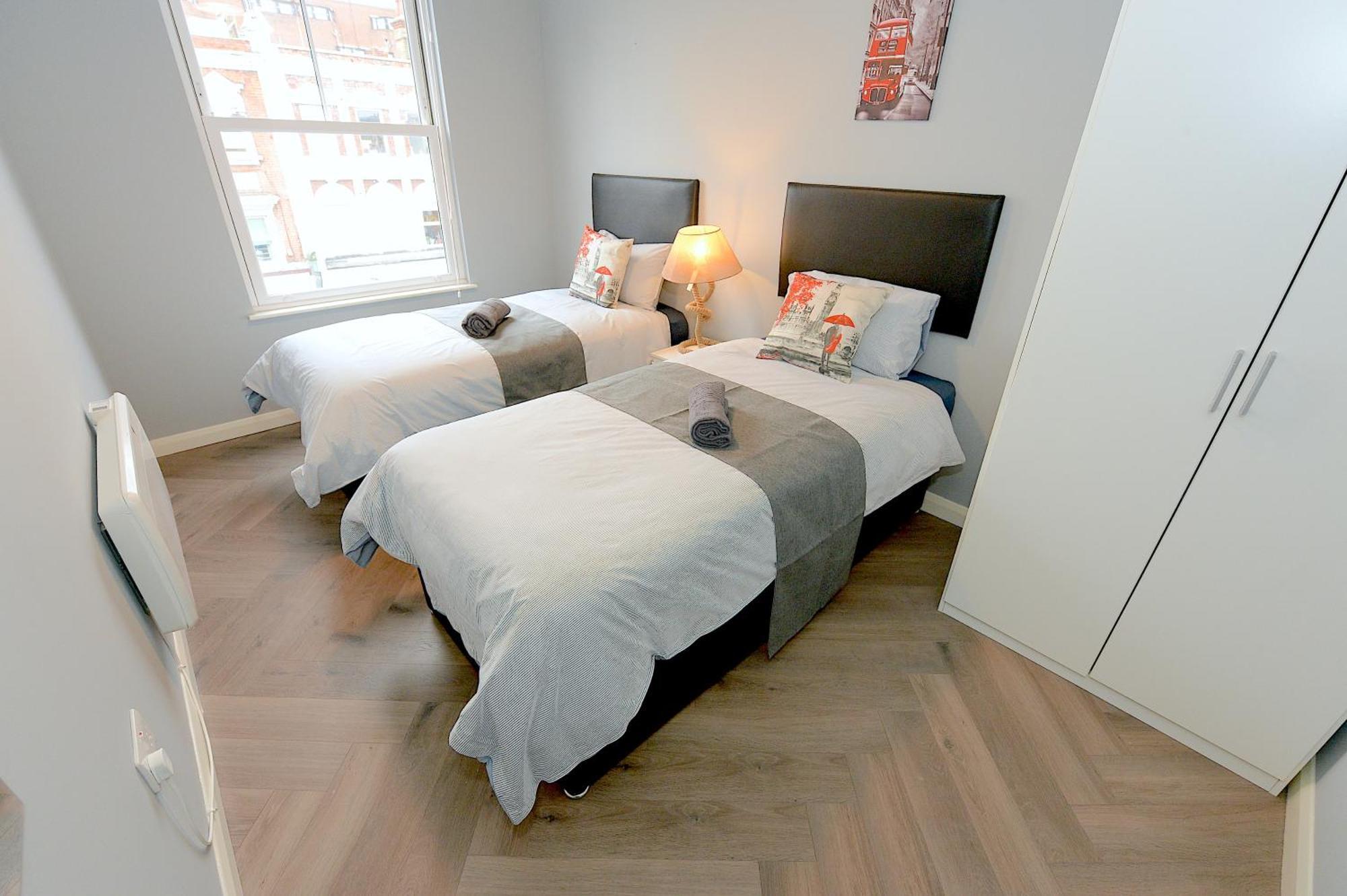 2 Bed Terraced Flat Piccadilly Line Apartment London