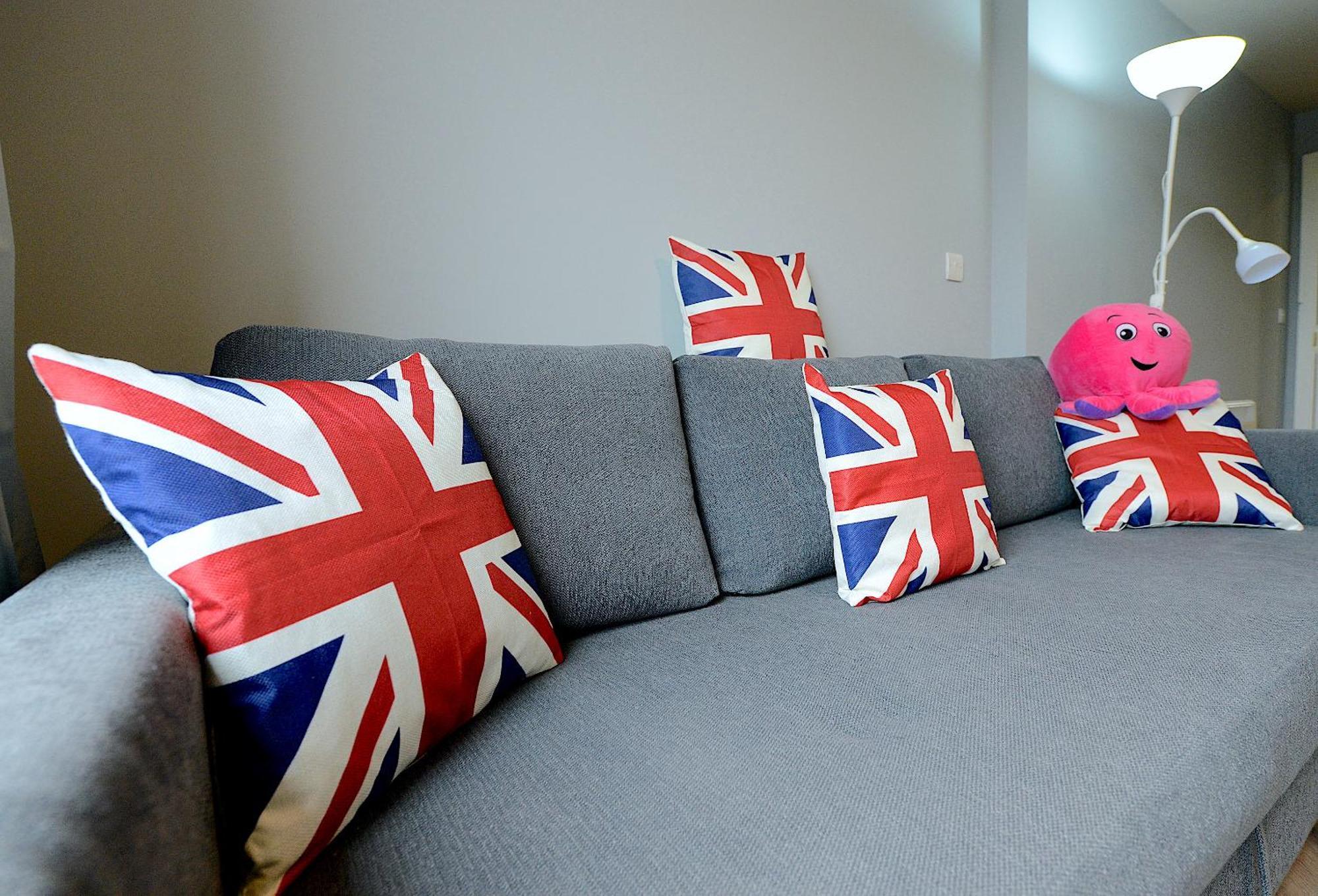 2 Bed Terraced Flat Piccadilly Line Apartment *