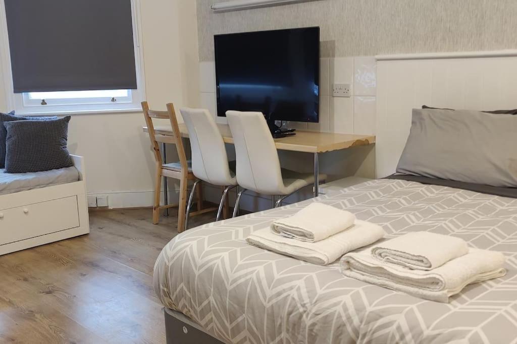 Very Large On Finchley Road 11 * London