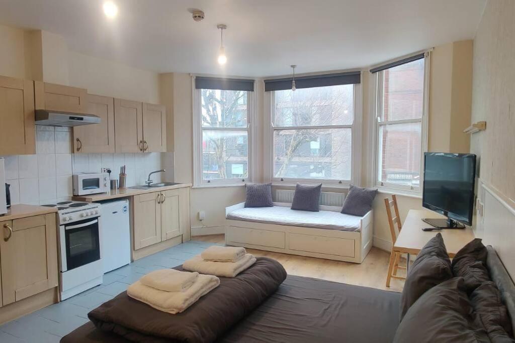 Apartment Very Large On Finchley Road 11 *