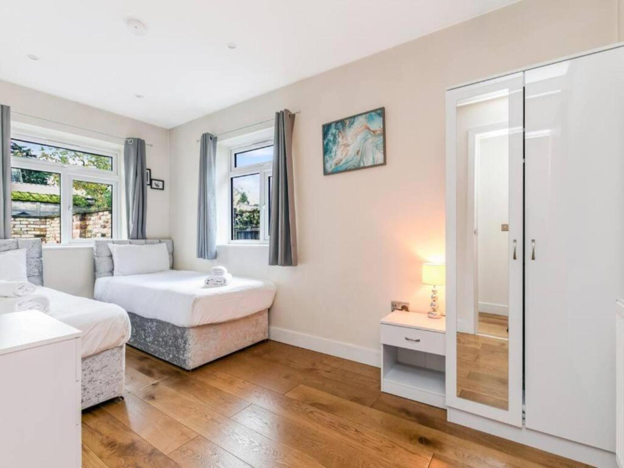 Pass The Keys Ealing Queen Of The Suburbs 2bd London