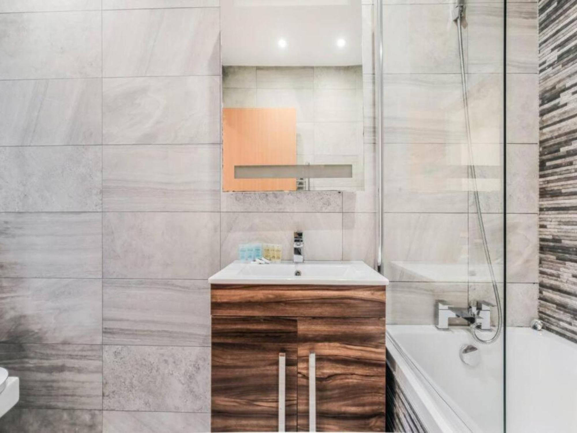 Pass The Keys Ealing Queen Of The Suburbs 2bd *