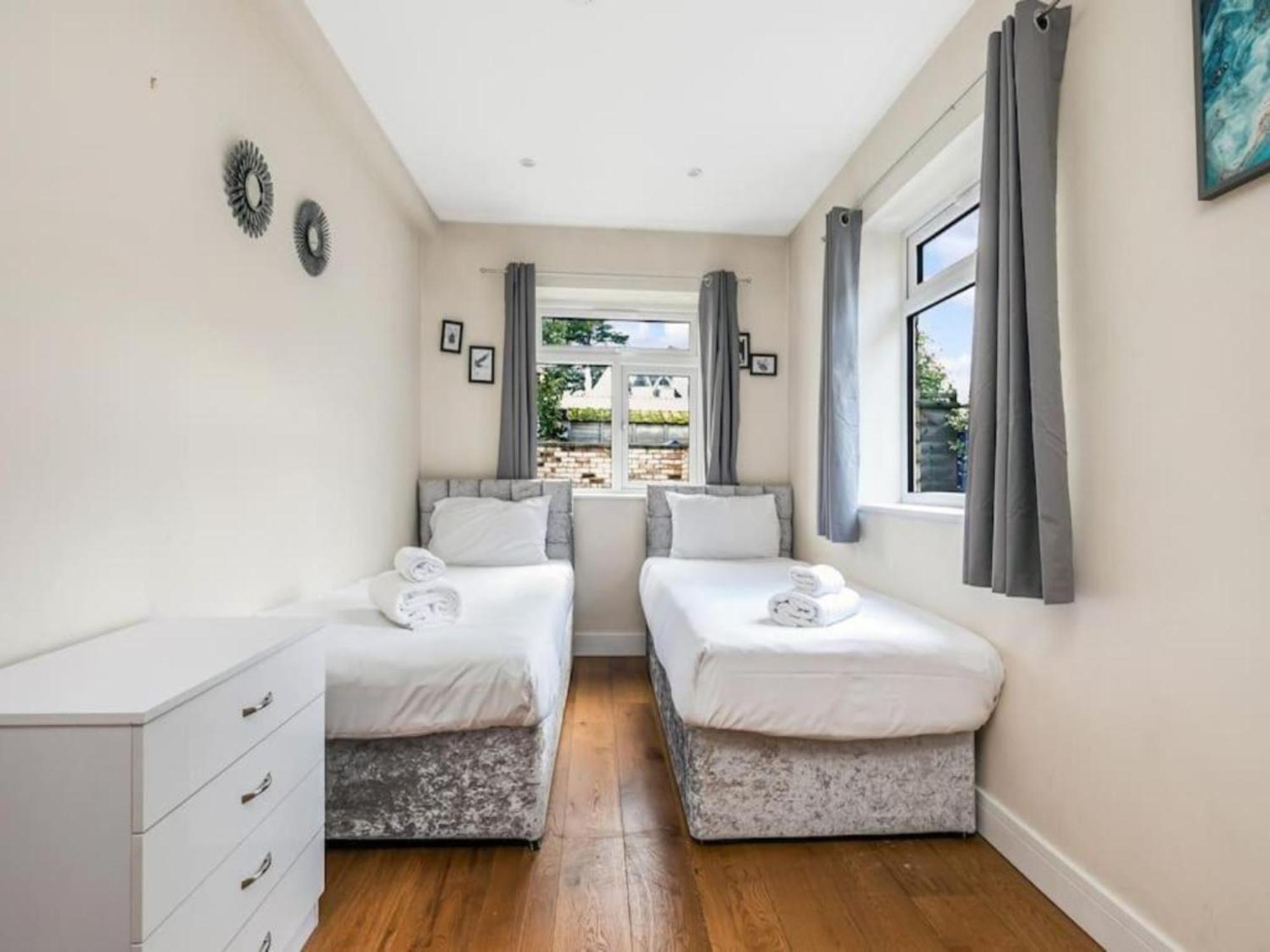 Pass The Keys Ealing Queen Of The Suburbs 2bd Apartment London