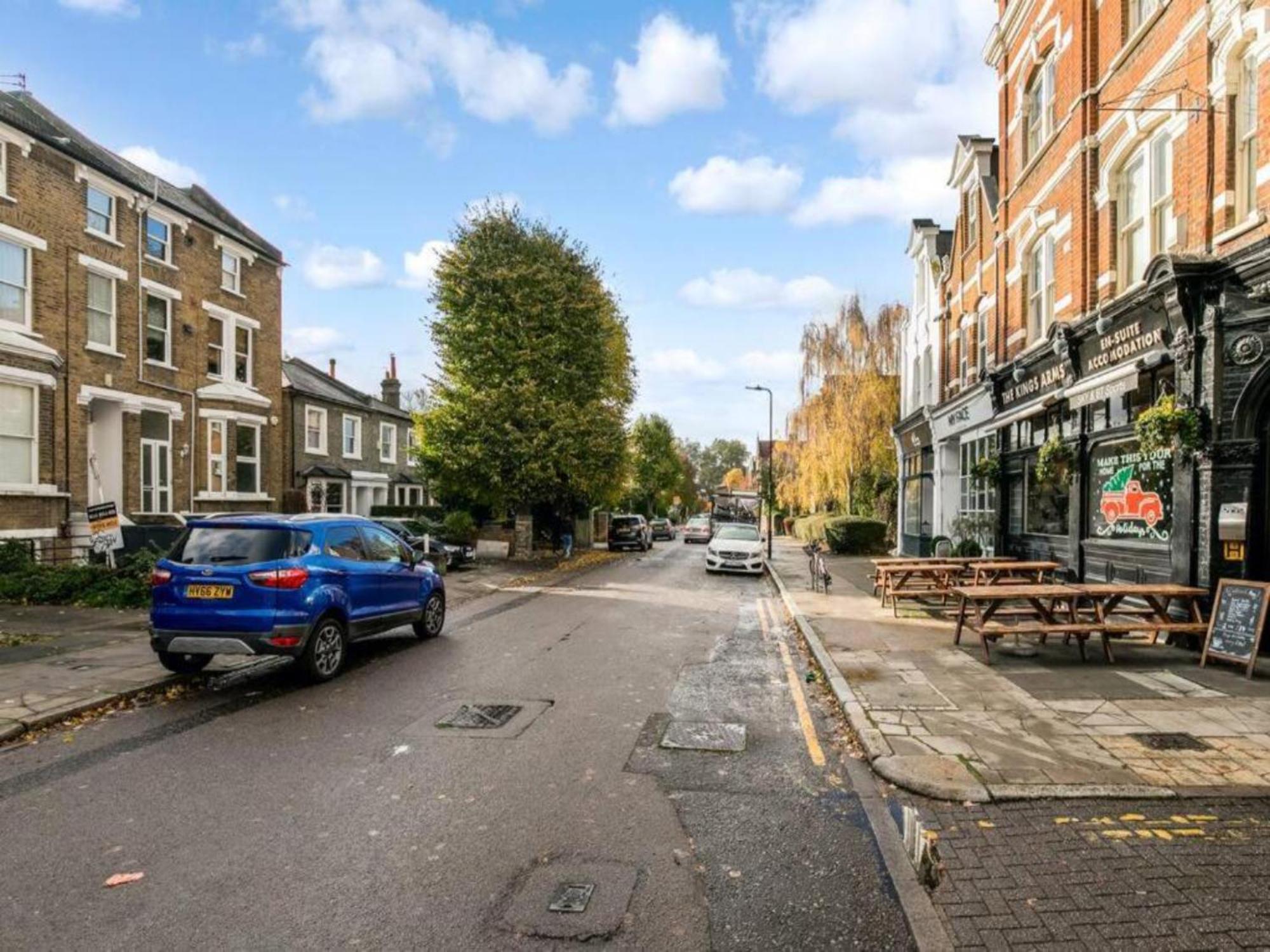 Pass The Keys Ealing Queen Of The Suburbs 2bd Apartment London