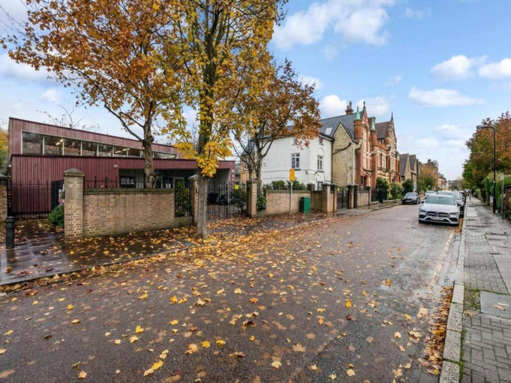 Pass The Keys Ealing Queen Of The Suburbs 2bd London