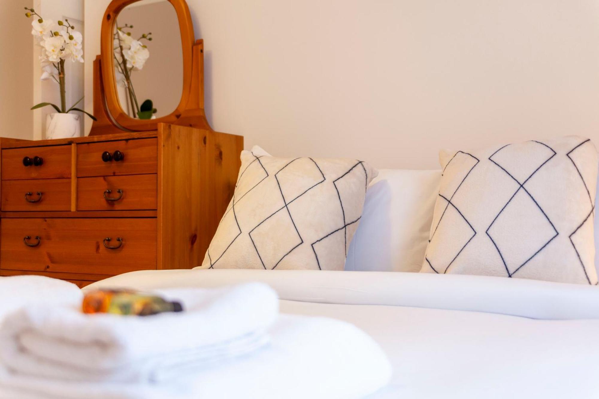 Apartment Bright 2br Flat Off Trendy Chiswick High Road London