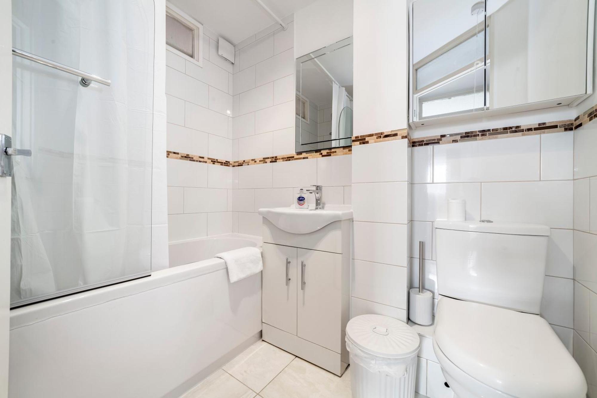 Bright 2br Flat Off Trendy Chiswick High Road *