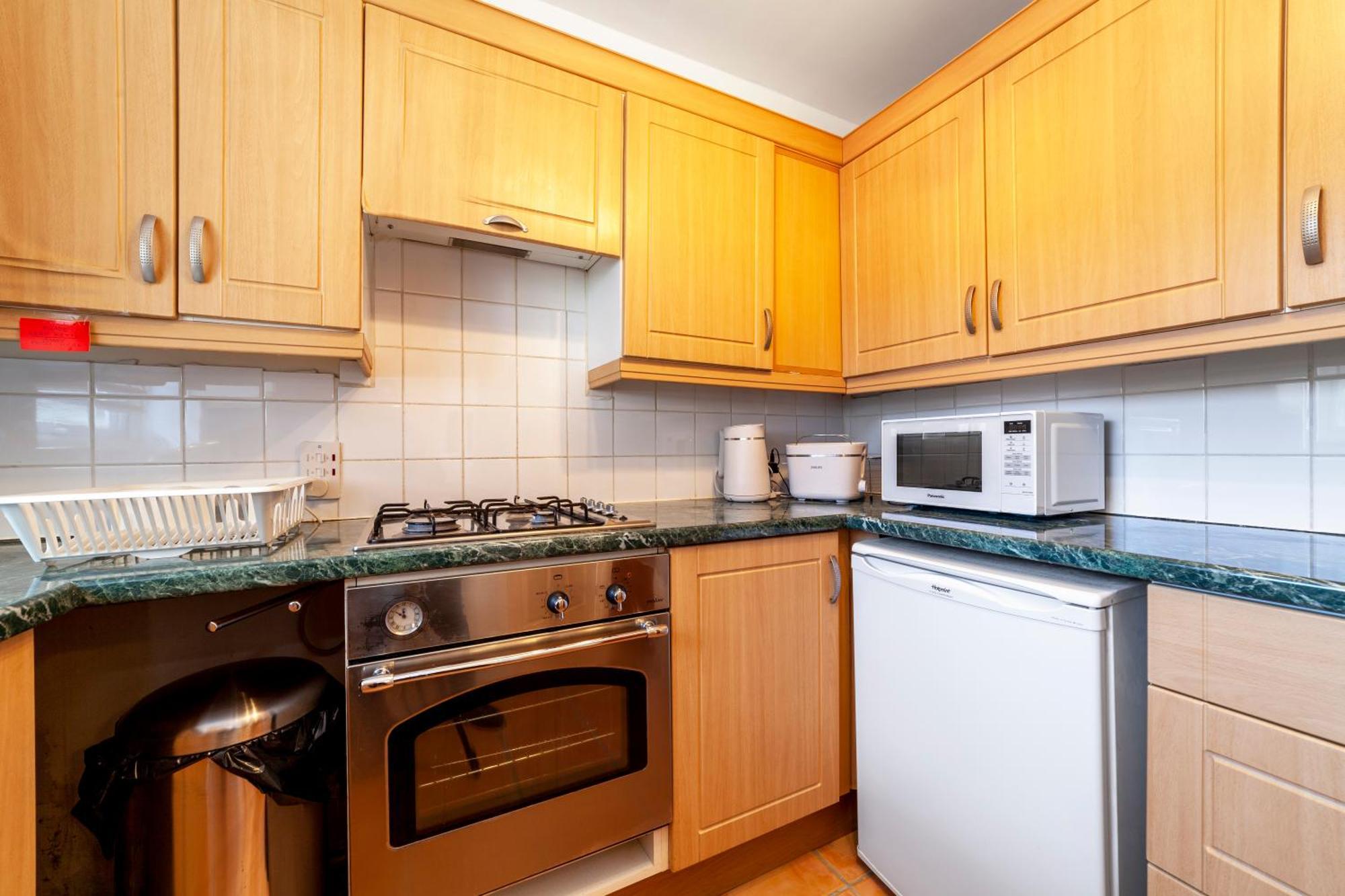 Bright 2br Flat Off Trendy Chiswick High Road Apartment London