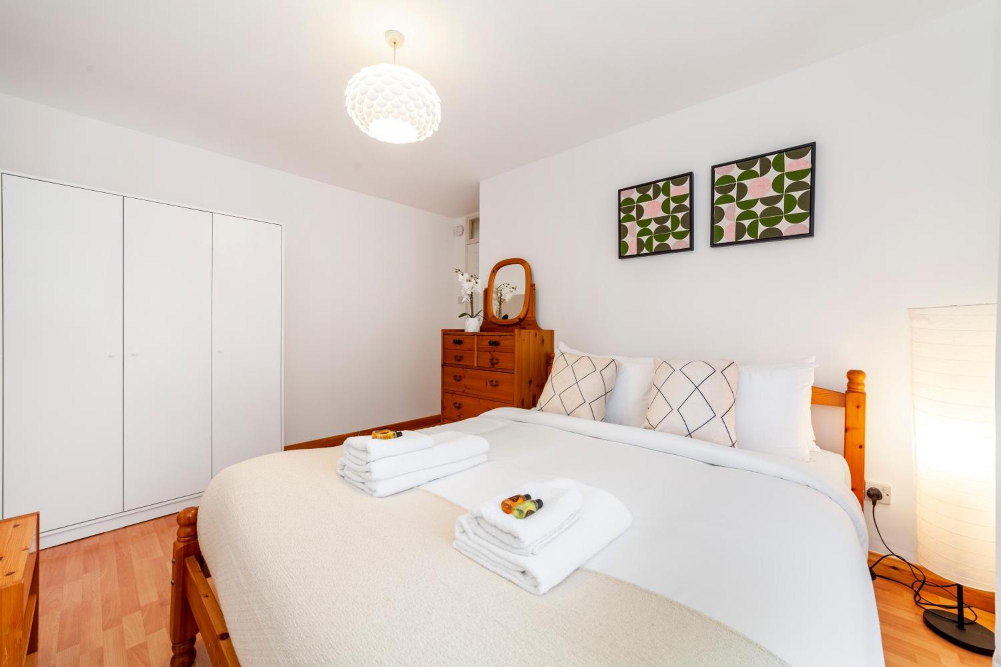 Apartment Bright 2br Flat Off Trendy Chiswick High Road London
