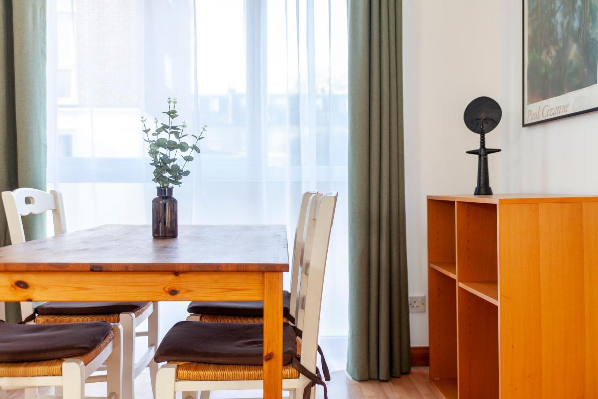 Bright 2br Flat Off Trendy Chiswick High Road Apartment