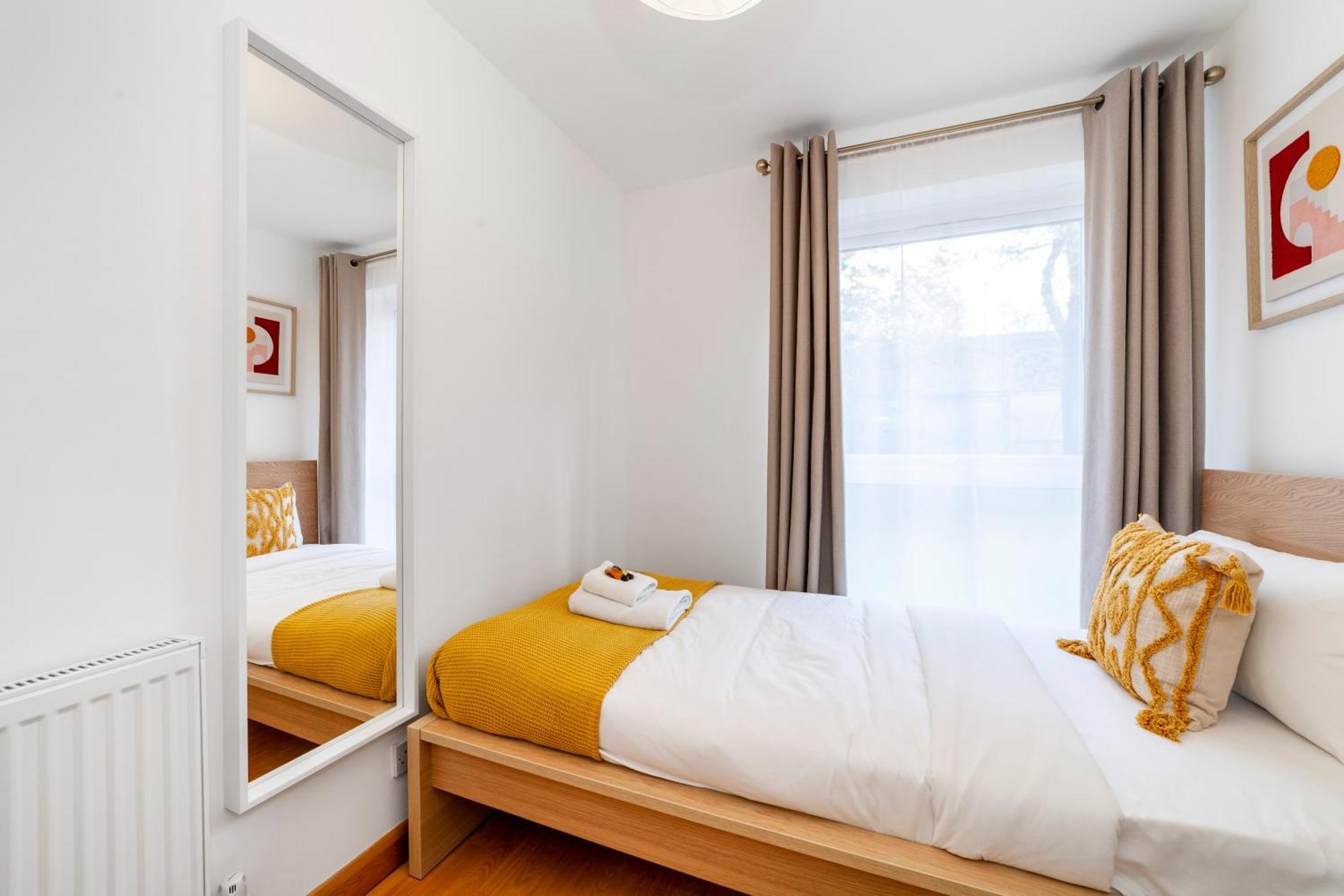 Bright 2br Flat Off Trendy Chiswick High Road London
