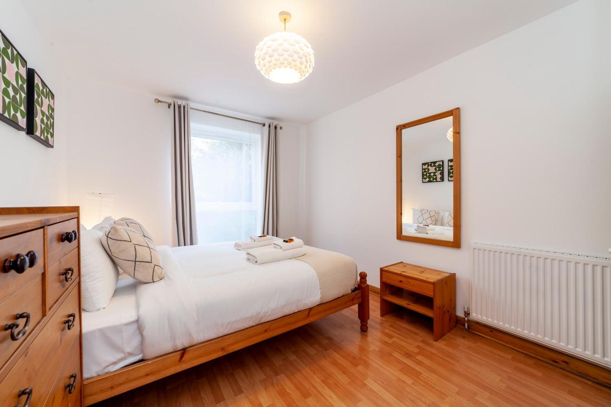 Bright 2br Flat Off Trendy Chiswick High Road Apartment