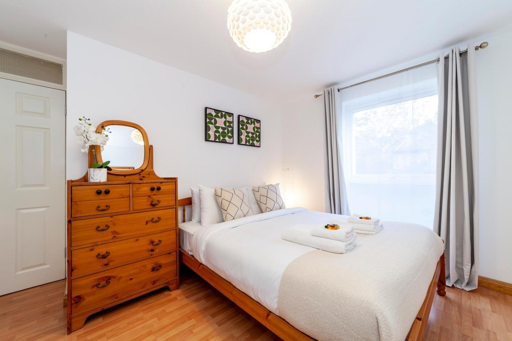 Bright 2br Flat Off Trendy Chiswick High Road *