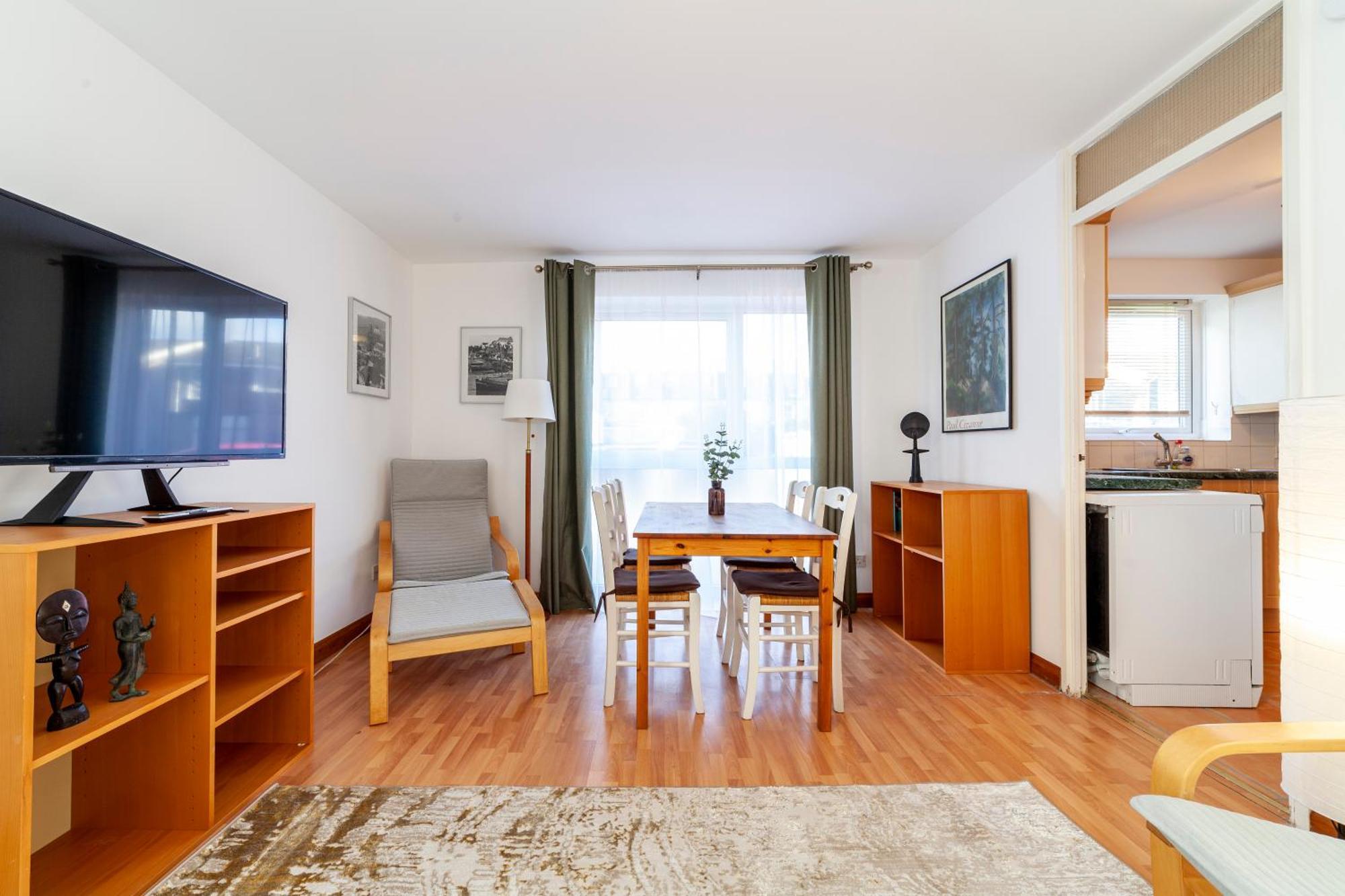 Bright 2br Flat Off Trendy Chiswick High Road Apartment London