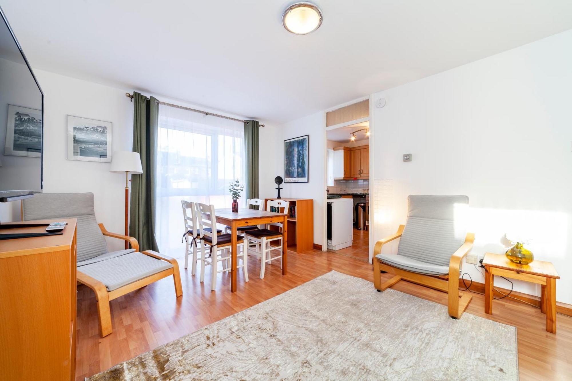 Bright 2br Flat Off Trendy Chiswick High Road London