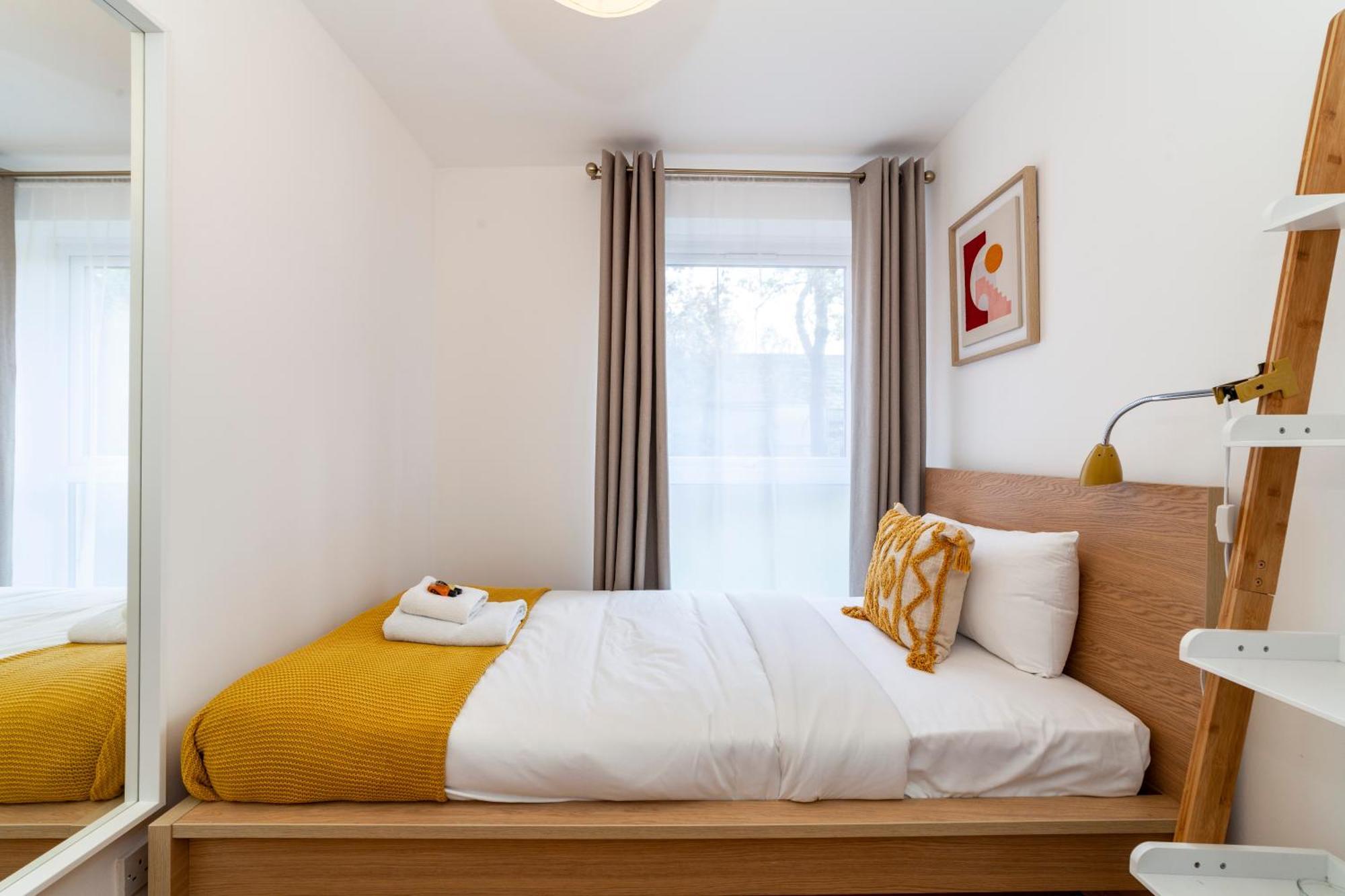 Bright 2br Flat Off Trendy Chiswick High Road London