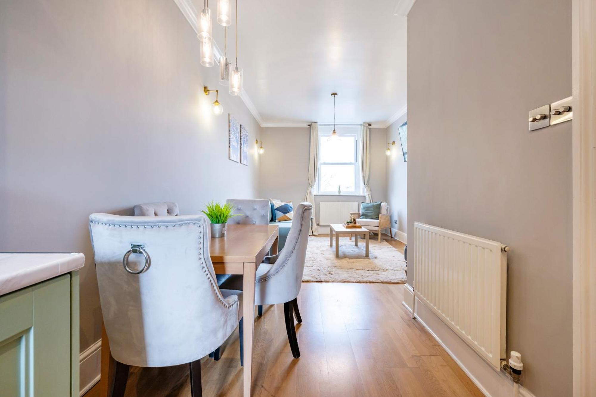 Large 1 Bedroom In Center Of 3 *