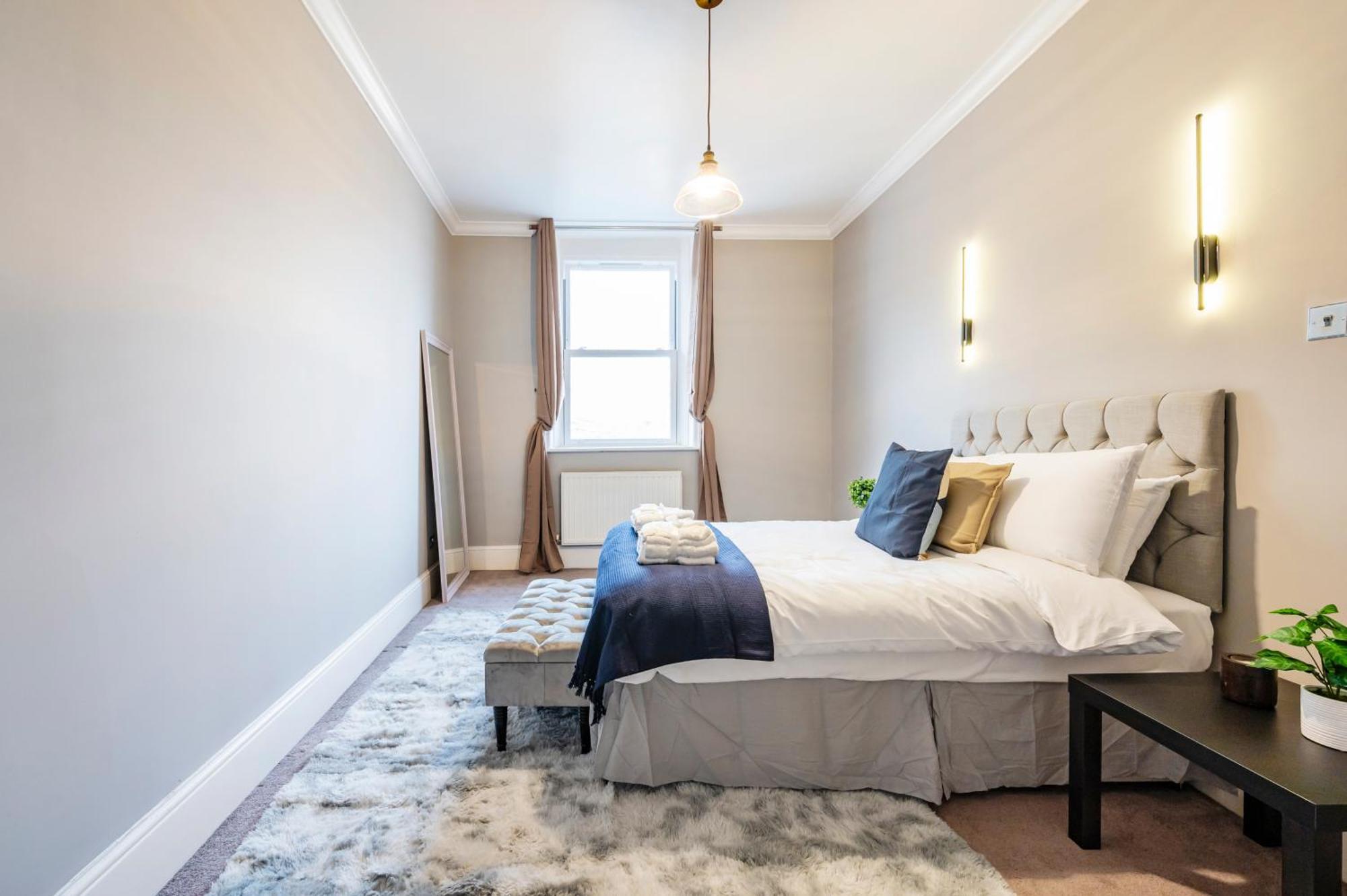 Large 1 Bedroom In Center Of 3 Apartamento