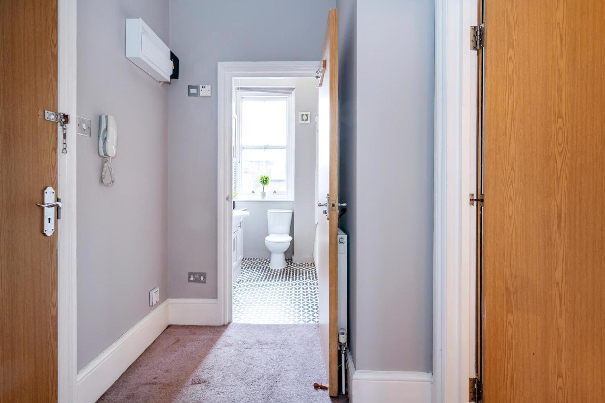 Large 1 Bedroom In Center Of 3 Apartamento