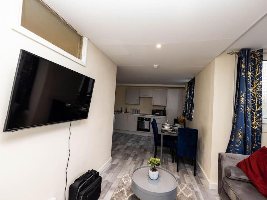 1 Bedroom-sofabed-worktable-4-wifi-parking Apartment London